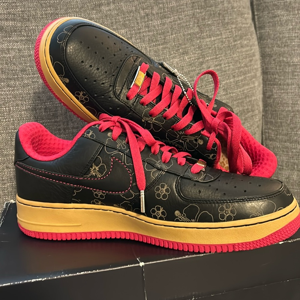 Deadstock Nike Air Force 1 Premium ‘07 Black floral pink sneaker. Men’s 9.5